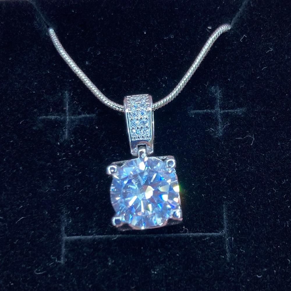 💜NWOT Faux Diamond Solitaire Necklace